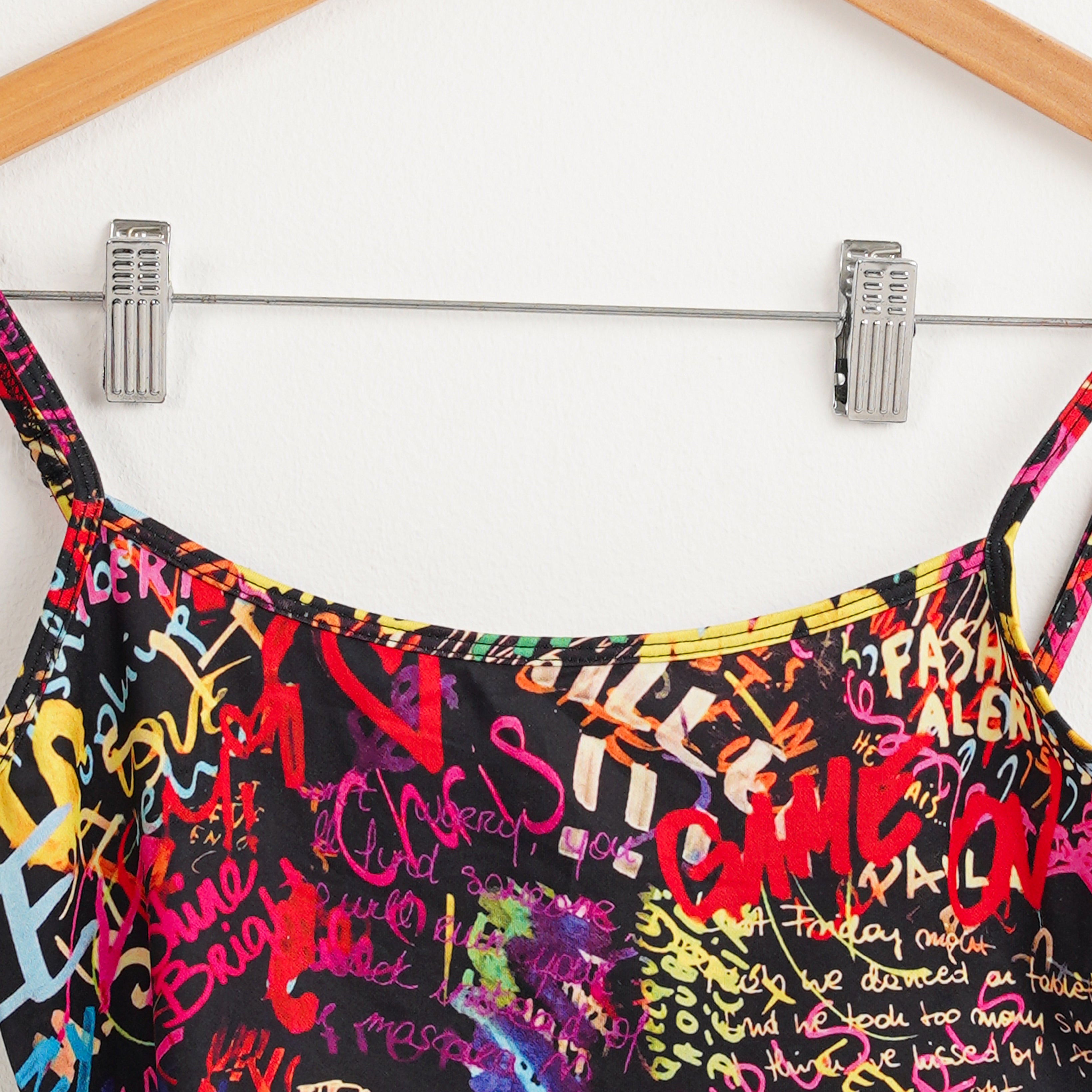 Graffiti crop top - Marca Deals - Shein