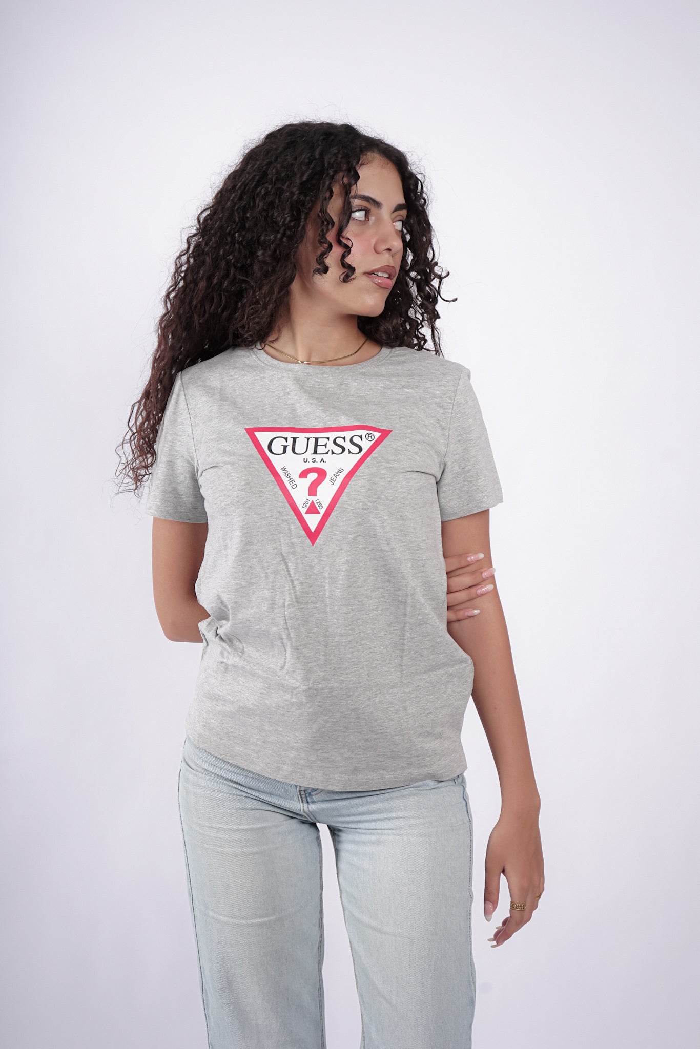 Original GUESS TRIANGLE LOGO T - SHIRT (Regular Fit) - Marca Deals - Guess